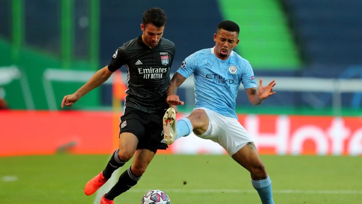 LISBON, PORTUGAL - AUGUST 15: Leo Dubois of Olympique Lyon battles for possession with Gabriel Jesus of Manchester City during the UEFA Champions League Quarter Final match between Manchester City and Lyon at Estadio Jose Alvalade on August 15, 2020 in Lisbon, Portugal. (Photo by Miguel A. Lopes/Pool via Getty Images) Ritorno di fiamma per Dubois. Lione disponibile a trattare - immagine 1