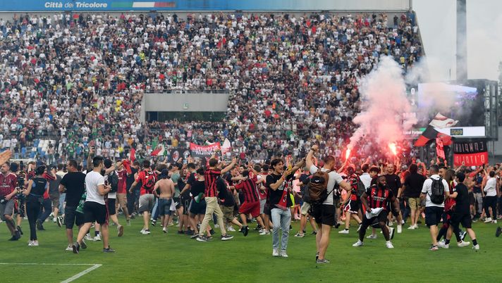 REGGIO NELL'EMILIA, ITALY - MAY 22: AC Milan fans invade the pitch after their side finished the season as Serie A champions during the Serie A match between US Sassuolo and AC Milan at Mapei Stadium - Citta' del Tricolore on May 22, 2022 in Reggio nell'Emilia, Italy. (Photo by Chris Ricco/Getty Images) milan scudetto inter alvino