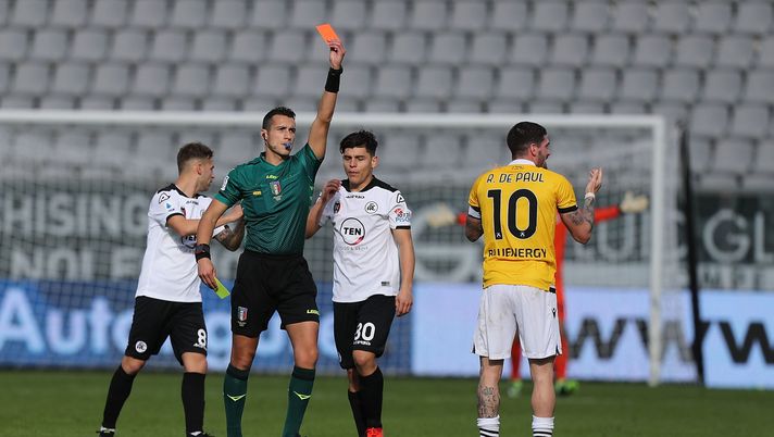 LA SPEZIA, ITALY - JANUARY 31: Antonio Di Martino referee shows the red card to Rodrigo De Paul of Udinese Calcio during the Serie A match between Spezia Calcio and Udinese Calcio at Stadio Alberto Picco on January 31, 2021 in La Spezia, Italy. (Photo by Gabriele Maltinti/Getty Images) LA SPEZIA, ITALY - JANUARY 31: Antonio Di Martino referee shows the red card to Rodrigo De Paul of Udinese Calcio during the Serie A match between Spezia Calcio and Udinese Calcio at Stadio Alberto Picco on January 31, 2021 in La Spezia, Italy. (Photo by Gabriele Maltinti/Getty Images)