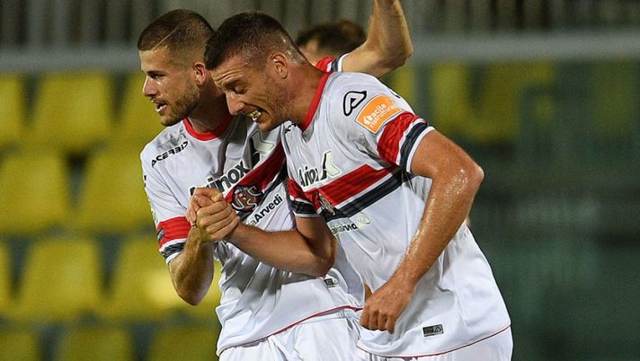 LIVORNO, ITALY - JULY 10: Daniel Ciofani of US Cremonese celebrates after scoring his team's first goal during the Serie B match between AS Livorno and US Cremonese at Armando Picchi Stadium on July 10, 2020 in Livorno, Italy. (Photo by Getty Images/Getty Images for Lega Serie B) Due novità per la prossima Serie A: promozione diretta per Cremonese e Lecce - immagine 1