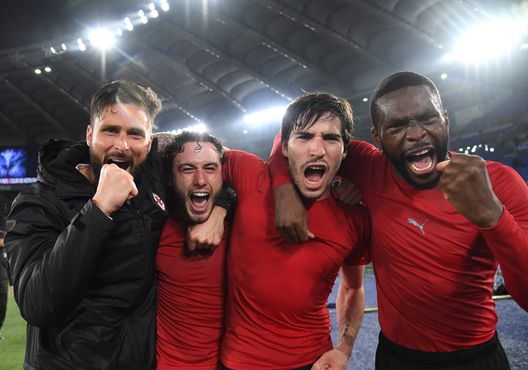 ROME, ITALY - APRIL 24: Olivier Giroud, Davide Calabria, Sandro Tonali and Fikayo Tomori of AC Milan celebrate the win at the end of Serie A match between SS Lazio and AC Milan at Stadio Olimpico on April 24, 2022 in Rome, Italy. (Photo by Claudio Villa/AC Milan via Getty Images) Il Milan recupera pezzi: Bennacer e Rebic pronti, out Florenzi- immagine 2
