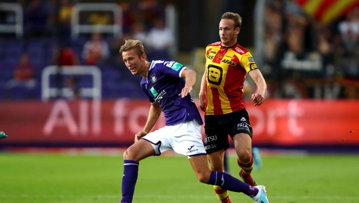 BRUSSELS, BELGIUM - AUGUST 09: Michel Vlap of Anderlecht battles for the ball with Alexander Corryn of KV Mechelen during the Jupiler Pro League match between RSCA or Royal Sporting Club Anderlecht and KV Mechelen at Constant Vanden Stock Stadium on August 09, 2019 in Brussels, Belgium. (Photo by Dean Mouhtaropoulos/Getty Images) BRUSSELS, BELGIUM - AUGUST 09: Michel Vlap of Anderlecht battles for the ball with Alexander Corryn of KV Mechelen during the Jupiler Pro League match between RSCA or Royal Sporting Club Anderlecht and KV Mechelen at Constant Vanden Stock Stadium on August 09, 2019 in Brussels, Belgium. (Photo by Dean Mouhtaropoulos/Getty Images)