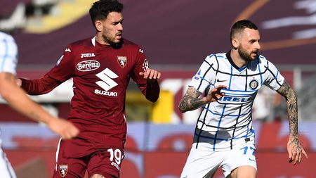 TURIN, ITALY - MARCH 14: Marcelo Brozovic of FC Internazionale competes for the ball with Antonio Sanabria of Torino FC during the Serie A match between Torino FC and FC Internazionale at Stadio Olimpico di Torino on March 14, 2021 in Turin, Italy. Sporting stadiums around Italy remain under strict restrictions due to the Coronavirus Pandemic as Government social distancing laws prohibit fans inside venues resulting in games being played behind closed doors. (Photo by Claudio Villa - Inter/Getty Images)
