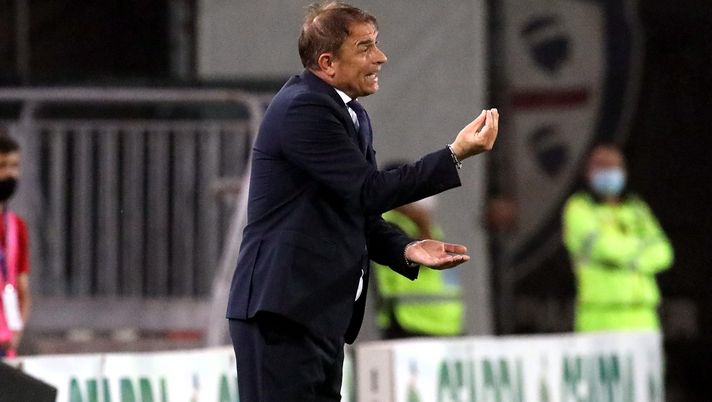 CAGLIARI, ITALY - MAY 22: Leonardo Semplici coach of Cagliari reacts during the Serie A match between Cagliari Calcio and Genoa CFC at Sardegna Arena on May 22, 2021 in Cagliari, Italy. Sporting stadiums around Italy remain under strict restrictions due to the Coronavirus Pandemic as Government social distancing laws prohibit fans inside venues resulting in games being played behind closed doors (Photo by Enrico Locci/Getty Images) CAGLIARI, ITALY - MAY 22: Leonardo Semplici coach of Cagliari reacts during the Serie A match between Cagliari Calcio and Genoa CFC at Sardegna Arena on May 22, 2021 in Cagliari, Italy. Sporting stadiums around Italy remain under strict restrictions due to the Coronavirus Pandemic as Government social distancing laws prohibit fans inside venues resulting in games being played behind closed doors (Photo by Enrico Locci/Getty Images)