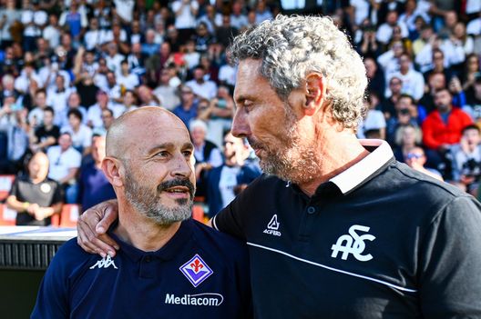 LA SPEZIA, ITALY - OCTOBER 30: Luca Gotti head coach of Spezia (R) greets Vincenzo Italiano head coach of Fiorentina prior to kick-off in the Serie A match between Spezia Calcio and ACF Fiorentina at Stadio Alberto Picco on October 30, 2022 in La Spezia, Italy. (Photo by Simone Arveda/Getty Images) Gotti (DAZN): “Nikolaou fa una sciocchezza, Terracciano super su Nzola”- immagine 2