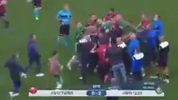 VIDEO Maccabi-Hapoel, scene da far west in Israele: maxi rissa al termine del derby. Le immagini