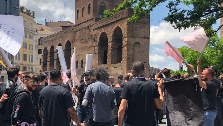 LIVE DA ROMA, LA MANIFESTAZIONE DEI TIFOSI DEL PALERMO CONTRO LA RETROCESSIONE IN SERIE C  LIVE DA ROMA, LA MANIFESTAZIONE DEI TIFOSI DEL PALERMO CONTRO LA RETROCESSIONE IN SERIE C