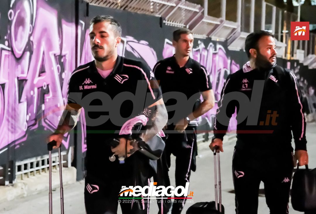 FOTO Palermo, i rosanero ritornano a Palermo dopo il ritiro a Manchester (Gallery) - immagine 9