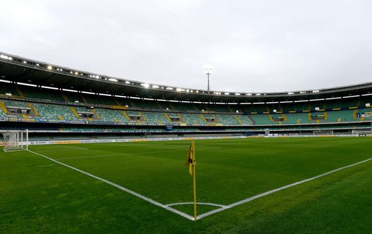 VERONA, ITALY - APRIL 11: General view inside the stadium prior to the Serie A match between Hellas Verona FC and SS Lazio at Stadio Marcantonio Bentegodi on April 11, 2021 in Verona, Italy. Sporting stadiums around Italy remain under strict restrictions due to the Coronavirus Pandemic as Government social distancing laws prohibit fans inside venues resulting in games being played behind closed doors. (Photo by Alessandro Sabattini/Getty Images) Verona-Torino, le ultime dai campi: squadre rientrate negli spogliatoi- immagine 3