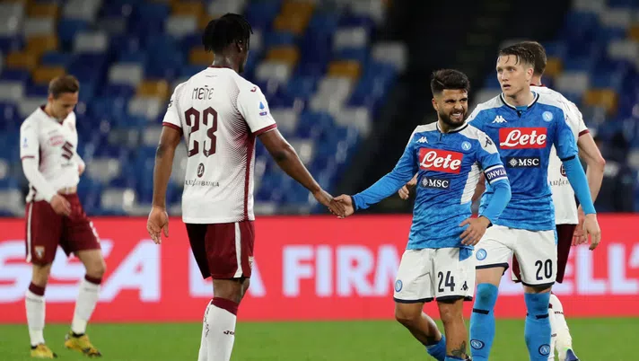 NAPLES, ITALY - FEBRUARY 29: Soualiho Meite of Torino FC greets Lorenzo Insigne of SSC Napoli after the Serie A match between SSC Napoli and  Torino FC at Stadio San Paolo on February 29, 2020 in Naples, Italy. (Photo by Francesco Pecoraro/Getty Images)