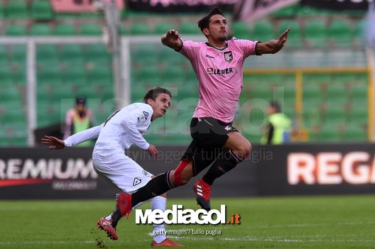 PALERMO, ITALY - NOVEMBER 30:  Edoardo Goldaniga (R) of Palermo in action during the TIM Cup match between US Citta di Palermo and AC Spezia at Stadio Renzo Barbera on November 30, 2016 in Palermo, Italy.  (Photo by Tullio M. Puglia/Getty Images) 