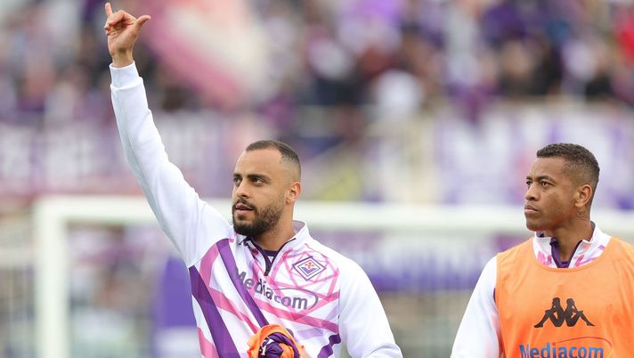 FLORENCE, ITALY - APRIL 30: Arthur Mendonça Cabral of ACF Fiorentina greets the fans during the Serie A match between ACF Fiorentina and UC Sampdoria at Stadio Artemio Franchi on April 30, 2023 in Florence, Italy. (Photo by Gabriele Maltinti/Getty Images) Fiorentina, da Cabral e Igor a Barak e Gonzalez: chi gioca e chi no in Conference League - immagine 1