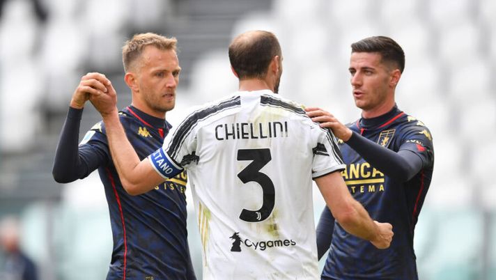 TURIN, ITALY - APRIL 11: Giorgio Chiellini of Juventus interacts with (L-R) Domenico Criscito and Paolo Ghiglione of Genoa C.F.C. during the Serie A match between Juventus and Genoa CFC at Allianz Stadium on April 11, 2021 in Turin, Italy. Sporting stadiums around Italy remain under strict restrictions due to the Coronavirus Pandemic as Government social distancing laws prohibit fans inside venues resulting in games being played behind closed doors. (Photo by Valerio Pennicino/Getty Images) Da Caicedo e Criscito fino al Napoli: sette brutte notizie per la prossima giornata- immagine 1