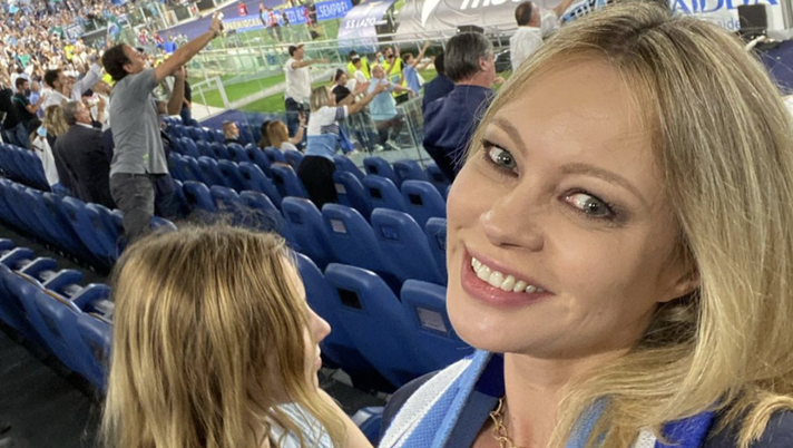 Anna Falchi esulta per il derby vinto dalla Lazio. Foto piccante di rito per la vittoria - immagine 1
