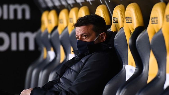 VERONA, ITALY - FEBRUARY 15: Roberto D'Aversa, Head Coach of Parma Calcio looks on prior to the Serie A match between Hellas Verona FC and Parma Calcio at Stadio Marcantonio Bentegodi on February 15, 2021 in Verona, Italy. Sporting stadiums around Italy remain under strict restrictions due to the Coronavirus Pandemic as Government social distancing laws prohibit fans inside venues resulting in games being played behind closed doors. (Photo by Alessandro Sabattini/Getty Images) VERONA, ITALY - FEBRUARY 15: Roberto D'Aversa, Head Coach of Parma Calcio looks on prior to the Serie A match between Hellas Verona FC and Parma Calcio at Stadio Marcantonio Bentegodi on February 15, 2021 in Verona, Italy. Sporting stadiums around Italy remain under strict restrictions due to the Coronavirus Pandemic as Government social distancing laws prohibit fans inside venues resulting in games being played behind closed doors. (Photo by Alessandro Sabattini/Getty Images)