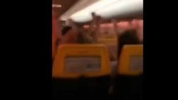 VIDEO/ Scoprono della vittoria dell’Italia in aereo e a bordo scoppia la festa
