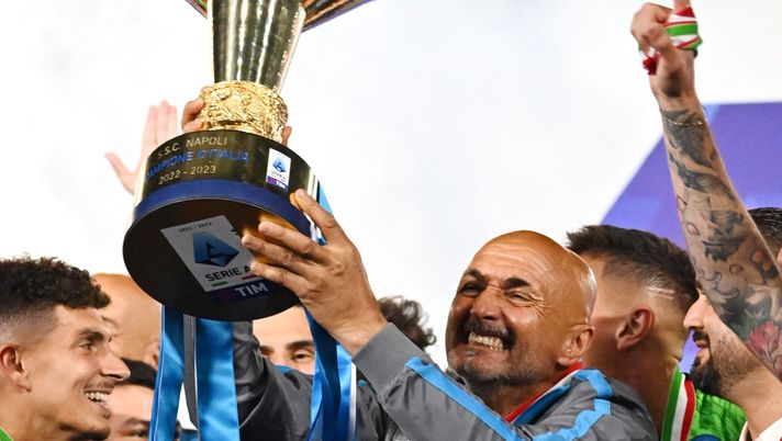 NAPLES, ITALY - JUNE 04: Luciano Spalletti, Head Coach of SSC Napoli, celebrates with the Serie A trophy following the Serie A match between SSC Napoli and UC Sampdoria at Stadio Diego Armando Maradona on June 04, 2023 in Naples, Italy. (Photo by Francesco Pecoraro/Getty Images) L’unicità, la solitudine e il sublime della vittoria negli occhi lucidi di Luciano Spalletti - immagine 1