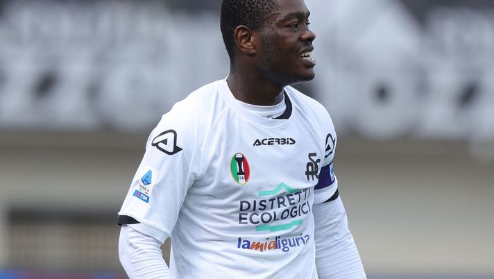 LA SPEZIA, ITALY - MARCH 05: Emmanuel Quartasin Gyasi of Spezia Calcio reacts during the Serie A match between Spezia Calcio and Hellas Verona at Stadio Alberto Picco on March 5, 2023 in La Spezia, Italy. (Photo by Gabriele Maltinti/Getty Images) Spezia, cambio forzato per Gyasi contro la Salernitana: le sue condizioni - immagine 1