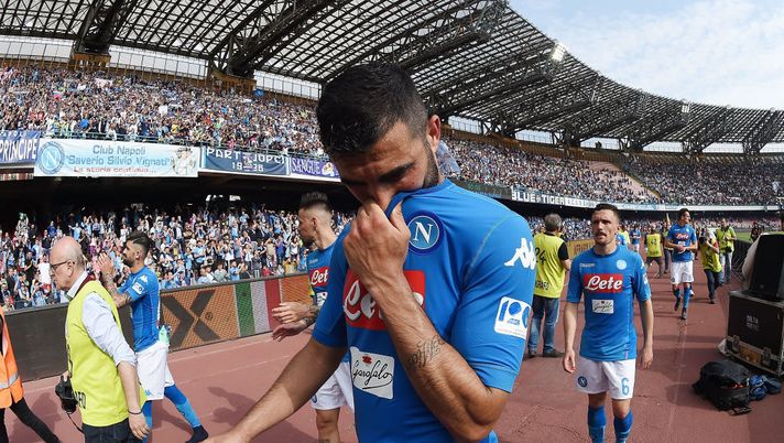 NAPLES, ITALY - MAY 06:  Raul Albiol of SSC Napoli in tears shows his disappointment after the serie A match between SSC Napoli and Torino FC at Stadio San Paolo on May 6, 2018 in Naples, Italy.  (Photo by Francesco Pecoraro/Getty Images) 