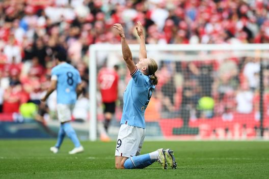 (Photo by Shaun Botterill/Getty Images) Wembley celeste! Resta aperto il derby del treble fra il City di oggi e lo United del 1999…- immagine 2