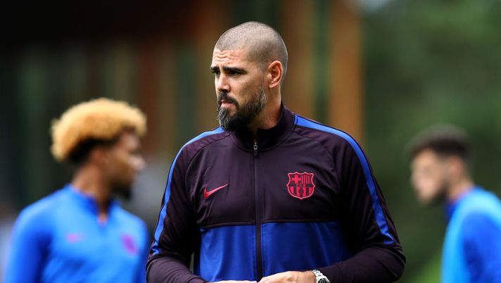 EINDHOVEN, NETHERLANDS - AUGUST 17: Victor Valdes, Manager / Head Coach of U19 FC Barcelona gives his players instructions from the sidelines during The Otten Cup match between PSV Eindhoven and FC Barcelona held at De Herdgang, the training ground & youth academy field of PSV Eindhoven on August 17, 2019 in Eindhoven, Netherlands. (Photo by Dean Mouhtaropoulos/Getty Images) EINDHOVEN, NETHERLANDS - AUGUST 17: Victor Valdes, Manager / Head Coach of U19 FC Barcelona gives his players instructions from the sidelines during The Otten Cup match between PSV Eindhoven and FC Barcelona held at De Herdgang, the training ground & youth academy field of PSV Eindhoven on August 17, 2019 in Eindhoven, Netherlands. (Photo by Dean Mouhtaropoulos/Getty Images)