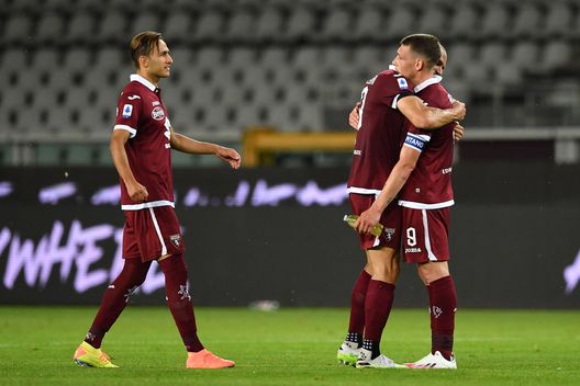 TURIN, ITALY - JUNE 23:  Andrea Belotti (R) of Torino FC celebrates victory with team mate Lorenzo De Silvestri at the end of the Serie A match between Torino FC and  Udinese Calcio at Stadio Olimpico di Torino on June 23, 2020 in Turin, Italy.  (Photo by Valerio Pennicino/Getty Images) 