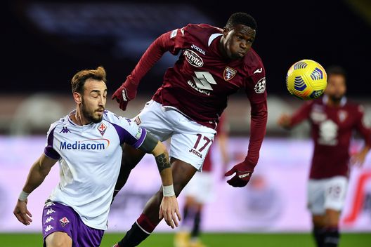  TURIN, ITALY - JANUARY 29: Wilfried Singo of Torino heads the ball past Gaetano Castrovilli of Fiorentina in action during the Serie A match between Torino FC and ACF Fiorentina at Stadio Olimpico di Torino on January 29, 2021 in Turin, Italy. (Photo by Valerio Pennicino/Getty Images) 