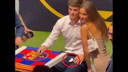 Gavi firma autografi e una ragazza gli lascia il suo numero | VIDEO
