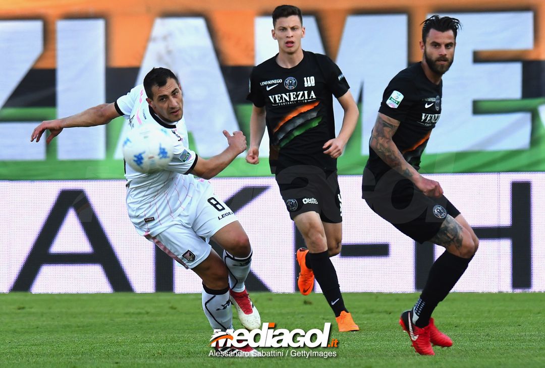  VENICE, ITALY - APRIL 27:  Mato Jajalo of US Citta di Palermo in action during the serie B match between Venezia FC and US Citta di Palermo at Stadio Pier Luigi Penzo on April 27, 2018 in Venice, Italy.  (Photo by Alessandro Sabattini/Getty Images) 