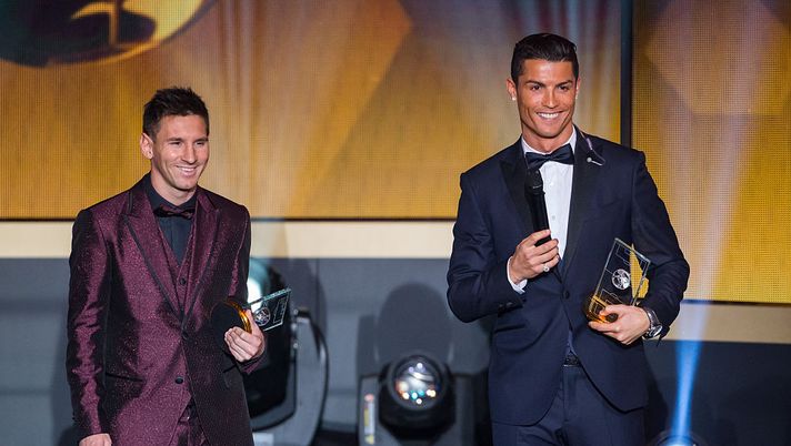 ZURICH, SWITZERLAND - JANUARY 12: FIFA Ballon d'Or nominees Lionel Messi of Argentina and FC Barcelona (L) and Cristiano Ronaldo of Portugal and Real Madrid smile during the FIFA Ballon d'Or Gala 2014 at the Kongresshaus on January 12, 2015 in Zurich, Switzerland. (Photo by Philipp Schmidli/Getty Images) Piers Morgan punge Messi: “Il migliore di sempre è Cristiano, Leo è terzo, anzi, forse anche quarto…” - immagine 1