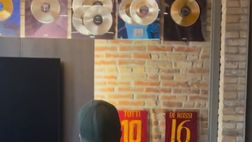 Ultimo, le maglie di Totti e De Rossi accanto ai Dischi d’Oro e di Platino