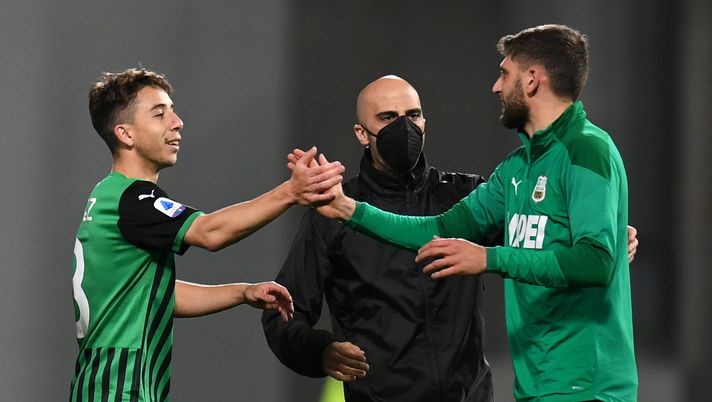 REGGIO NELL'EMILIA, ITALY - APRIL 24: Maxime Lopez and Domenico Berardi of Sassuolo celebrate after the Serie A match between US Sassuolo and UC Sampdoria at Mapei Stadium - Città del Tricolore on April 24, 2021 in Reggio nell'Emilia, Italy. Sporting stadiums around Italy remain under strict restrictions due to the Coronavirus Pandemic as Government social distancing laws prohibit fans inside venues resulting in games being played behind closed doors. (Photo by Alessandro Sabattini/Getty Images) Maxim Lopez sibillino: “Forse è arrivato il momento di cambiare, vedremo” - immagine 1