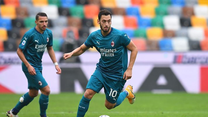 Hakan Calhanoglu (centrocampista AC Milan) durante Udinese-Milan 1-2 (Serie A 2020-2021) | AC Milan News (Getty Images) 