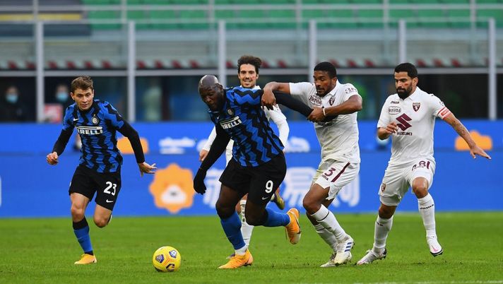 MILAN, ITALY - NOVEMBER 22: Romelu Lukaku of FC Internazionale competes for the ball with Soualiho Meite of Torino FC during the Serie A match between FC Internazionale and Torino FC at Stadio Giuseppe Meazza on November 22, 2020 in Milan, Italy. (Photo by Claudio Villa - Inter/Inter via Getty Images) MILAN, ITALY - NOVEMBER 22: Romelu Lukaku of FC Internazionale competes for the ball with Soualiho Meite of Torino FC during the Serie A match between FC Internazionale and Torino FC at Stadio Giuseppe Meazza on November 22, 2020 in Milan, Italy. (Photo by Claudio Villa - Inter/Inter via Getty Images)