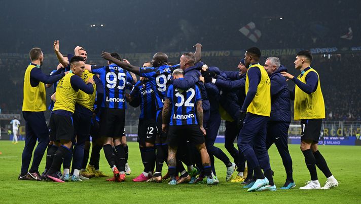 MILAN, ITALY - JANUARY 04: Edin Dzeko of FC Internazionale celebrates with team-mates after scoring the opening goal during the Serie A match between FC Internazionale and SSC Napoli at Stadio Giuseppe Meazza on January 04, 2023 in Milan, Italy. (Photo by Mattia Ozbot - Inter/Inter via Getty Images) GdS – Inter-Napoli sarà passaggio di consegne: per i nerazzurri ulteriore motivazione - immagine 1