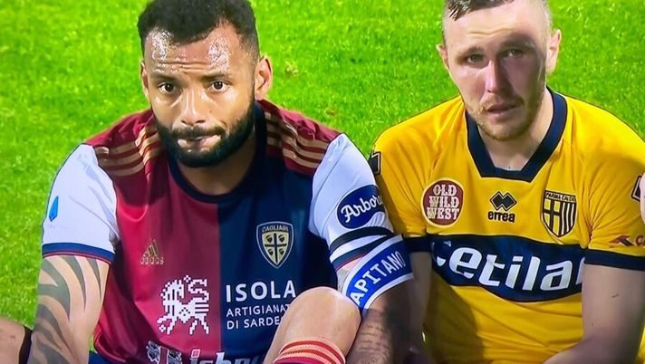 ? FOTO – Joao Pedro a terra da Kurtic in lacrime: cosa è successo a fine partita ? FOTO – Joao Pedro a terra da Kurtic in lacrime: cosa è successo a fine partita - immagine 1