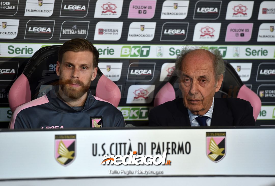 PALERMO, ITALY - MARCH 01: Niklas Gunnarsson (L) answers questions with  President Rino Foschi during his presentation as new player of US Citta' di Palermo at Tenente Carmelo Onorato Sports Center on March 01, 2019 in Palermo, Italy. (Photo by Tullio M. Puglia/Getty Images) 