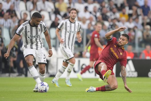 TURIN, ITALY - AUGUST 27: Lorenzo Pellegrini of AS Roma and Bremer of Juventus compete for the ball during the Serie A match between Juventus and AS Roma at on August 27, 2022 in Turin, Italy. (Photo by Fabio Rossi/AS Roma via Getty Images) Bremer: “Fiorentina squadra forte, ma faremo la nostra partita”- immagine 2