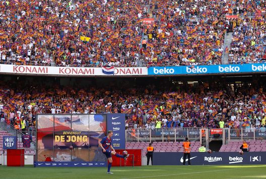 BARCELONA, SPAIN - JULY 05: New Barcelona signing Frenkie de Jong juggles the ball as he is unveiled at Camp Nou stadium on July 05, 2019 in Barcelona, Spain. (Photo by Eric Alonso/Getty Images) BARCELONA, SPAIN - JULY 05: New Barcelona signing Frenkie de Jong juggles the ball as he is unveiled at Camp Nou stadium on July 05, 2019 in Barcelona, Spain. (Photo by Eric Alonso/Getty Images)