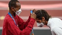 VIDEO/ Tamberi-Barshim, l’emozionante scambio di medaglia sul podio