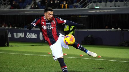 BOLOGNA, ITALY - JANUARY 17: Nicola Sansone of Bologna FC in action during the Serie A match between Bologna FC and SSC Napoli at Stadio Renato Dall'Ara on January 17, 2022 in Bologna, Italy. (Photo by Mario Carlini / Iguana Press/Getty Images)