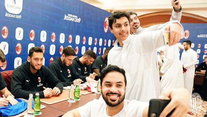 @acmilan Milan – Qui Gedda: i rossoneri incontrano i tifosi - immagine 1