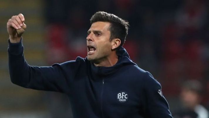 MONZA, ITALY - OCTOBER 31: Bologna FC coach Thiago Motta issues instructions to his players during the Serie A match between AC Monza and Bologna FC at Stadio Brianteo on October 31, 2022 in Monza, Italy. (Photo by Marco Luzzani/Getty Images) Motta: “Non scopro io Orsolini: esultanza meglio del gol! Su Soriano fuori e Ferguson…” - immagine 1