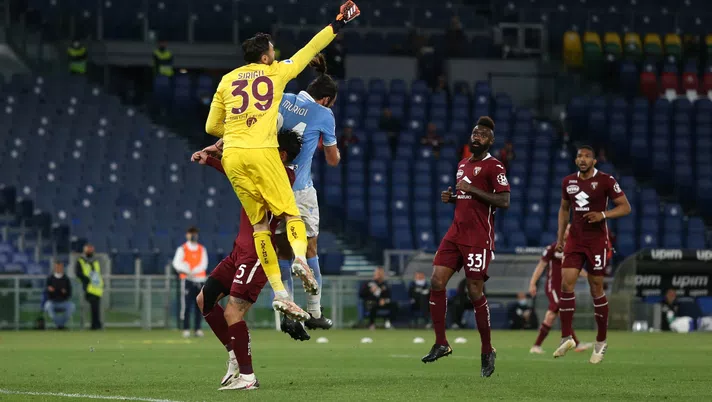 ROME, ITALY - MAY 18: Salvatore Sirigu of Torino FC punches the ball clear during the Serie A match between SS Lazio  and Torino FC at Stadio Olimpico on May 18, 2021 in Rome, Italy. Sporting stadiums around Italy remain under strict restrictions due to the Coronavirus Pandemic as Government social distancing laws prohibit fans inside venues resulting in games being played behind closed doors. (Photo by Paolo Bruno/Getty Images)