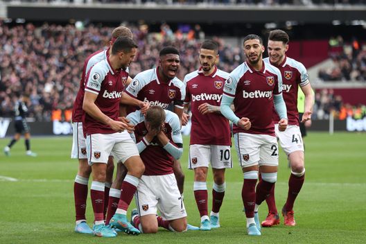 LONDON, ENGLAND - MARCH 13: Andriy Yarmolenko of West Ham United celebrates with teammates after scoring their side's first goal during the Premier League match between West Ham United and Aston Villa at London Stadium on March 13, 2022 in London, England. (Photo by Julian Finney/Getty Images) LONDON, ENGLAND - MARCH 13: Andriy Yarmolenko of West Ham United celebrates with teammates after scoring their side's first goal during the Premier League match between West Ham United and Aston Villa at London Stadium on March 13, 2022 in London, England. (Photo by Julian Finney/Getty Images)