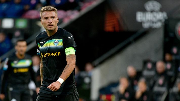 HERNING, DENMARK - SEPTEMBER 15: Ciro Immobile of SS Lazio reacts during the UEFA Europa League group F match between FC Midtjylland and Lazio Roma at MCH Arena on September 15, 2022 in Herning, Denmark. (Photo by Marco Rosi - SS Lazio/Getty Images) Immobile: “Chiedo scusa ai tifosi! Dieci passi indietro, non siamo scesi in campo” - immagine 1