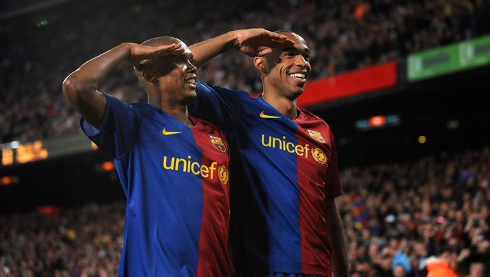 BARCELONA, SPAIN - MARCH 22: Samuel Eto'o (L) of Barcelona salutes the crowd with his teammate Thierry Henry celebrating scoring his sides sixth goal during the La Liga match between Barcelona and Malaga at the Camp Nou Stadium on March 22, 2009 in Barcelona, Spain. Barcelona won the match 6-0. (Photo by Jasper Juinen/Getty Images) Eto’o punge Henry: “Non era al mio livello. La mia sfortuna è non aver giocato con la Francia…” - immagine 1
