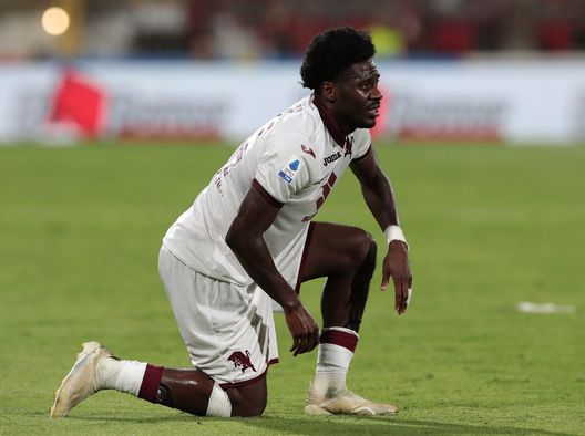 MONZA, ITALY - AUGUST 13: Ola Aina of Torino FC looks on during the Serie A match between AC Monza and Torino FC at Stadio Brianteo on August 13, 2022 in Monza, Italy. (Photo by Emilio Andreoli/Getty Images) Pasta del capitano- immagine 3