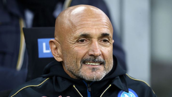 MILAN, ITALY - NOVEMBER 21: Luciano Spalletti, Head Coach of SSC Napoli looks on prior to the Serie A match between FC Internazionale and SSC Napoli at Stadio Giuseppe Meazza on November 21, 2021 in Milan, Italy. (Photo by Marco Luzzani/Getty Images) Spalletti: “Dybala, richieste alte: il Napoli deve pensarci bene! Kvara, Deulofeu e il caso Politano…” - immagine 1