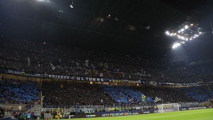 MILAN, ITALY - NOVEMBER 06: FC Internazionale fans show their support before the Group B match of the UEFA Champions League between FC Internazionale and FC Barcelona at San Siro Stadium on November 6, 2018 in Milan, Italy. (Photo by Marco Luzzani - Inter/Inter via Getty Images) MILAN, ITALY - NOVEMBER 06: FC Internazionale fans show their support before the Group B match of the UEFA Champions League between FC Internazionale and FC Barcelona at San Siro Stadium on November 6, 2018 in Milan, Italy. (Photo by Marco Luzzani - Inter/Inter via Getty Images)